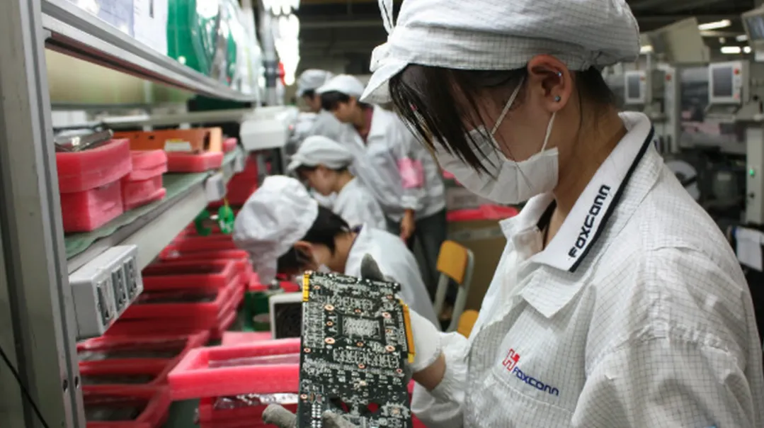 kinh-doanh-ai-cuu-canh-foxconn-doanh-thu-vuot-513-ngan-ty-dong-trong-thang-4-2025