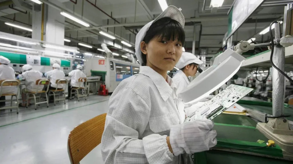 kinh-doanh-ai-cuu-canh-foxconn-doanh-thu-vuot-513-ngan-ty-dong-trong-thang-4-2025